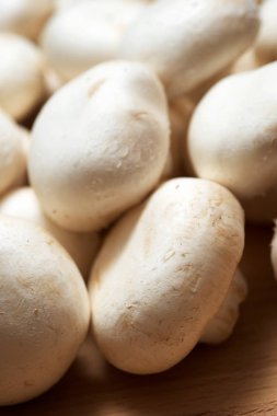 Tahta masadaki mantarlar.