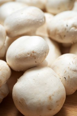 Tahta masadaki mantarlar.