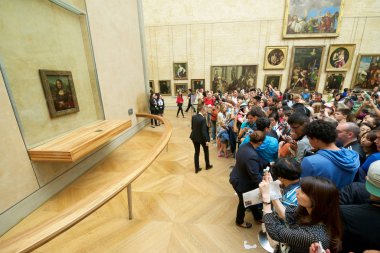 Louvre Müzesi görünümü