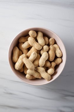 Fıstık kabuğu ile.