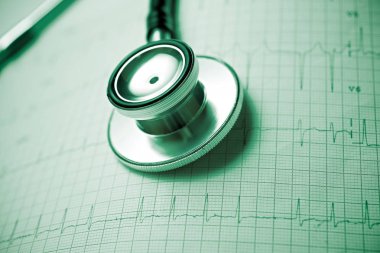 Elektrokardiyogram ve stetoskop