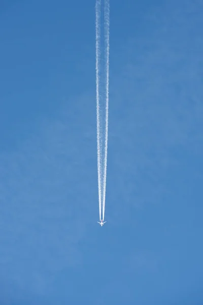 Estela de un avión —  Fotos de Stock