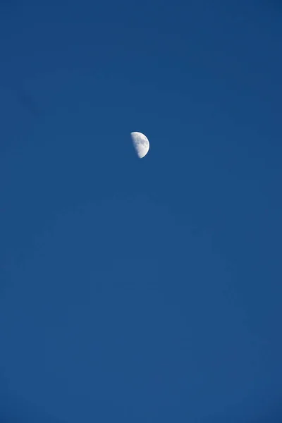 Lua e céu azul — Fotografia de Stock