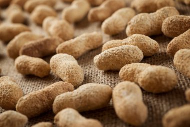 Fıstık kabuğu ile.