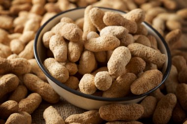 Fıstık kabuğu ile.