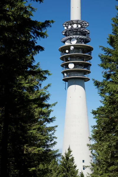 Telecommunicatie toren weergave — Stockfoto