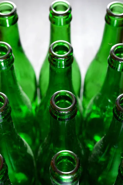 Garrafas verdes de cerveja em uma mesa de metal — Fotografia de Stock