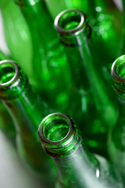 Garrafas verdes de cerveja em uma mesa de metal — Fotografia de Stock