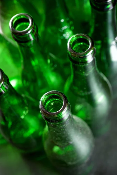 Zöld üveg sör fémasztalon — Stock Fotó