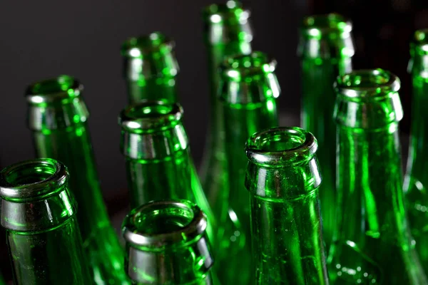 Garrafas verdes de cerveja em uma mesa de metal — Fotografia de Stock