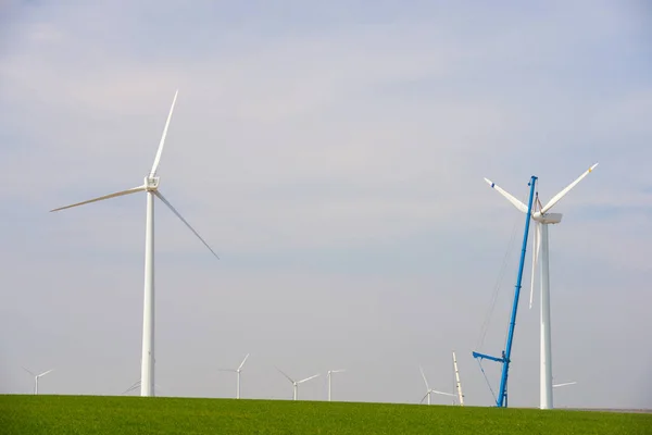 Montering af en vindmølle - Stock-foto