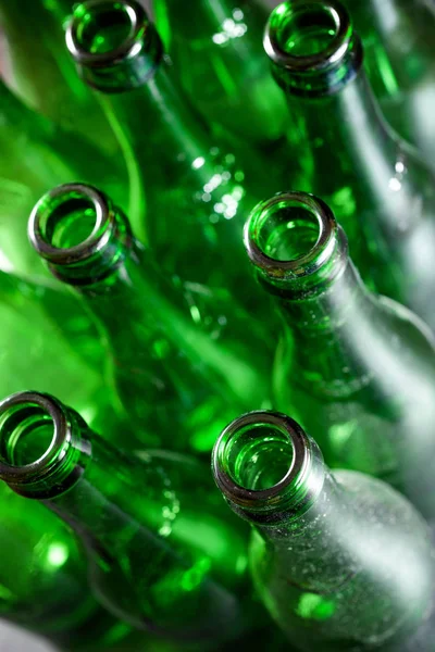 Πράσινα μπουκάλια μπύρας σε μεταλλικό τραπέζι — Φωτογραφία Αρχείου
