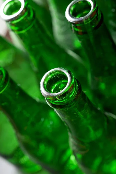 Garrafas verdes de cerveja em uma mesa de metal — Fotografia de Stock