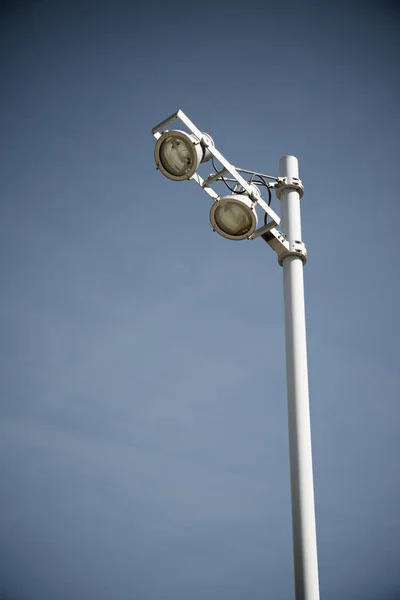 Streetlamp och blå himmel — Stockfoto