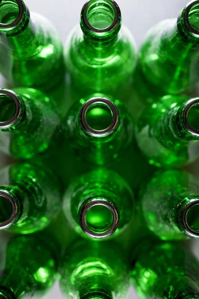 Gröna flaskor öl på ett metall bord — Stockfoto