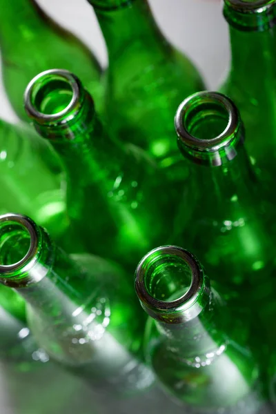 Garrafas verdes de cerveja em uma mesa de metal — Fotografia de Stock