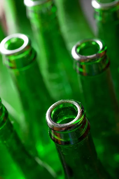 Garrafas verdes de cerveja em uma mesa de metal — Fotografia de Stock