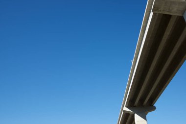 Bir otoyol köprüsü