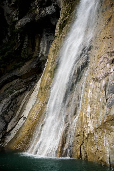Wasserfall in den Pyrenäen — Stockfoto