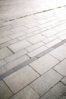 Taş döşeli bir caddenin zemininde.