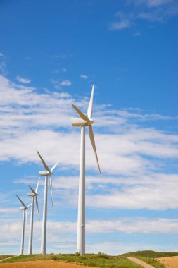 Elektrik üretimi için yel değirmenleri, Zaragoza Eyaleti, İspanya Aragon.