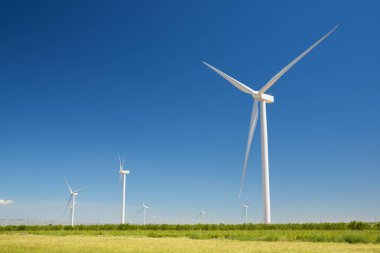 Elektrik üretimi için rüzgar türbinleri, Zaragoza ili, İspanya Aragon.
