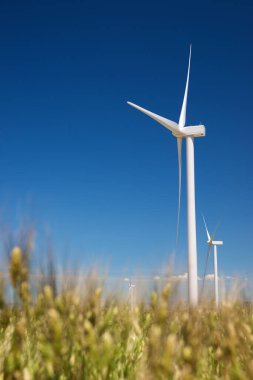 Elektrik üretimi için rüzgar türbinleri, Zaragoza ili, İspanya Aragon.