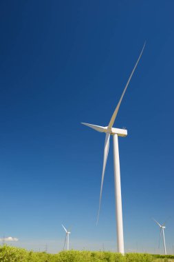 Elektrik üretimi için rüzgar türbinleri, Zaragoza ili, İspanya Aragon.