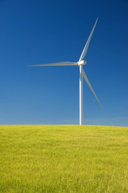 Elektrik üretimi için rüzgar türbini, Zaragoza ili, İspanya Aragon.