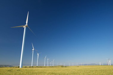 Elektrik üretimi için rüzgar türbinleri, Zaragoza ili, İspanya Aragon.
