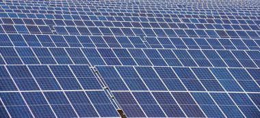 Yenilenebilir elektrik üretimi için fotovoltaik paneller, Zaragoza ili, Aragon, İspanya.