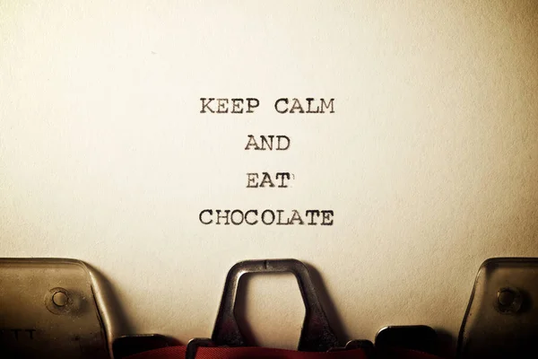 落ち着いて タイプライターで書かれたチョコレートのテキストを食べる — ストック写真