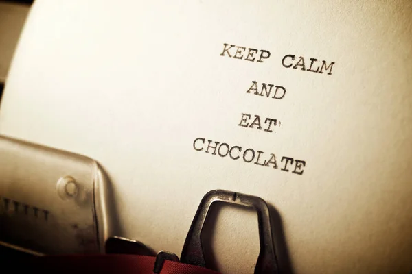 Μείνετε Ήρεμοι Και Τρώνε Κείμενο Σοκολάτα Γραμμένο Μια Γραφομηχανή — Φωτογραφία Αρχείου