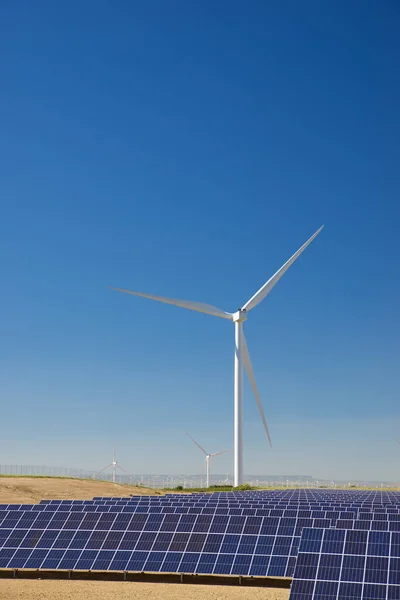 サラゴサ県 アラゴン州 スペインの電気生産と風車のための多くのソーラーパネル — ストック写真
