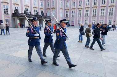 Prag, Çek Cumhuriyeti - 12 Ekim 2008: Prag Kalesi 'nde üç üniformalı muhafız yürüyüş yapıyor.