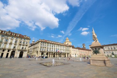 Torino, İtalya - 16 Ağustos 2013: Castello Meydanı 'nda yürüyen turistler.
