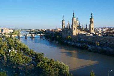 Zaragoza, İspanya - 9 Ekim 2013: Virgen del Pilar ve Ebro nehri bazilikası manzarası.