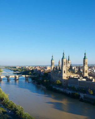 Zaragoza, İspanya - 9 Ekim 2013: Virgen del Pilar ve Ebro nehri bazilikası manzarası.