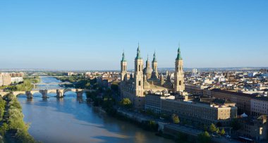 Zaragoza, İspanya - 9 Ekim 2013: Virgen del Pilar ve Ebro nehri bazilikası manzarası.