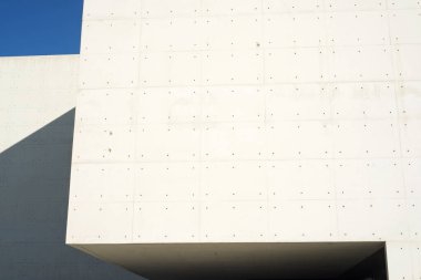 Modern beton bir binaya yakın çekim.