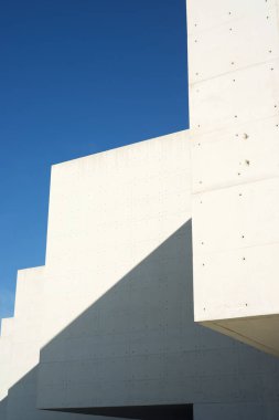 Modern beton bir binaya yakın çekim.