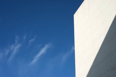 Modern beton bir binaya yakın çekim.