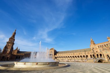 Seville, İspanya - 5 Ocak 2014: Parque Maria Luisa 'da bulunan İspanya Meydanı' nda yürüyen turistler.