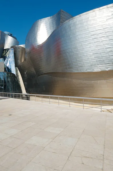 2011年7月30日スペイン ビルバオ グッゲンハイム美術館のチタン製ファサードの前景 グッゲンハイム美術館は現代美術の特別展で 建築家フランク ゲーリーがデザインしました — ストック写真