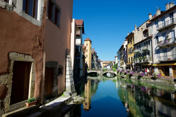 Annecy France August 2013 Tourists Enjoying Sunny Morning Canals Medieval — Stock Photo, Image