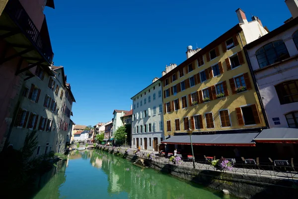 Annecy France August 2013 Tourists Enjoy Sunny Morning 在运河中 中世纪的城堡 — 图库照片