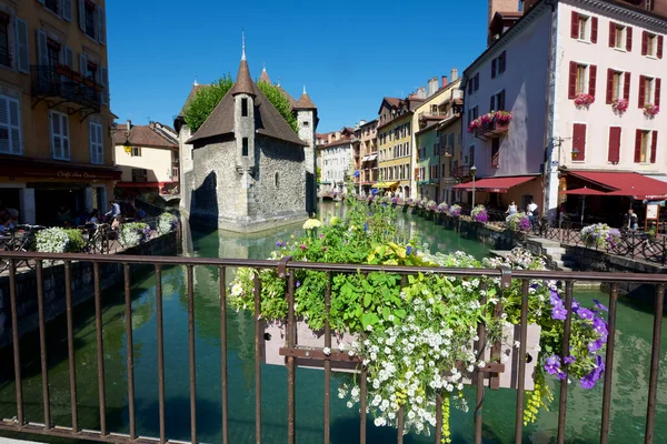 Annecy France August 2013 Tourists Enjoying Sunny Morning Canals Medieval — Stock Photo, Image