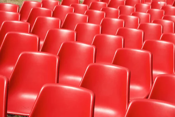 大群红色塑料椅子 — 图库照片