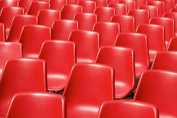 Obrovská Skupina Červených Plastových Židlí — Stock fotografie