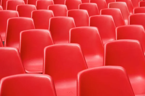 Τεράστια Ομάδα Κόκκινες Πλαστικές Καρέκλες — Φωτογραφία Αρχείου